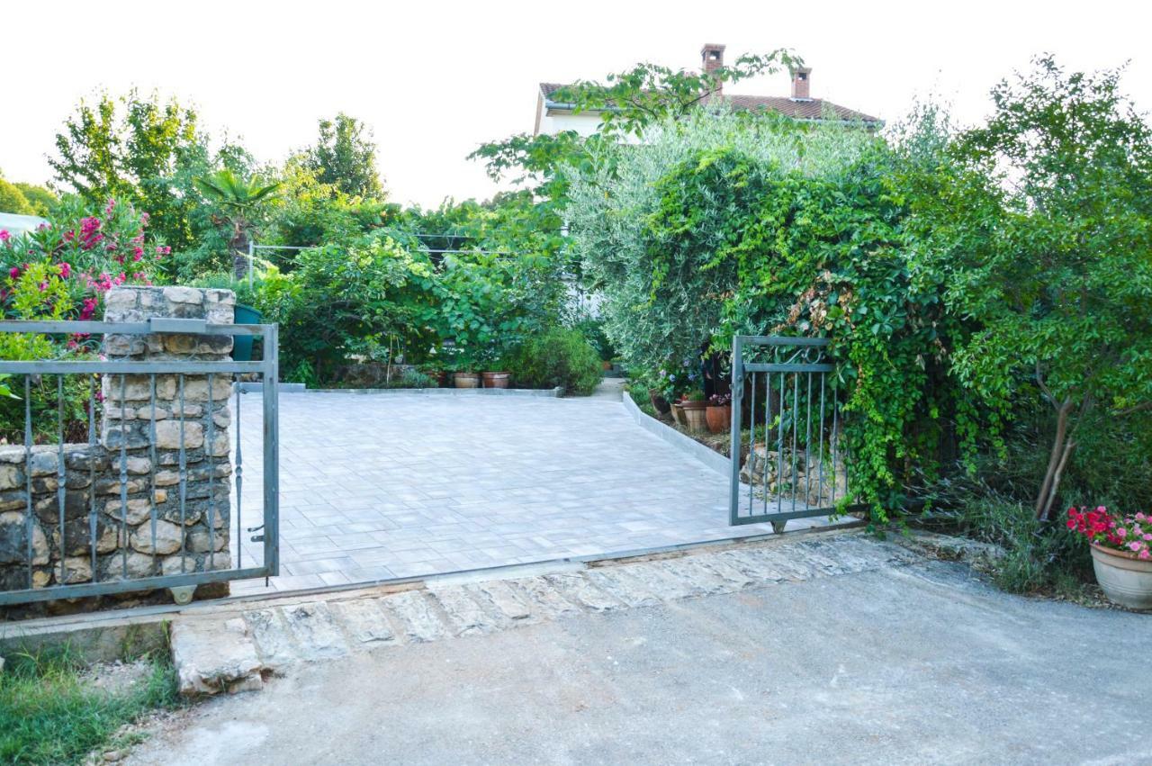 Apartment Zoja Pinezici  Exterior photo
